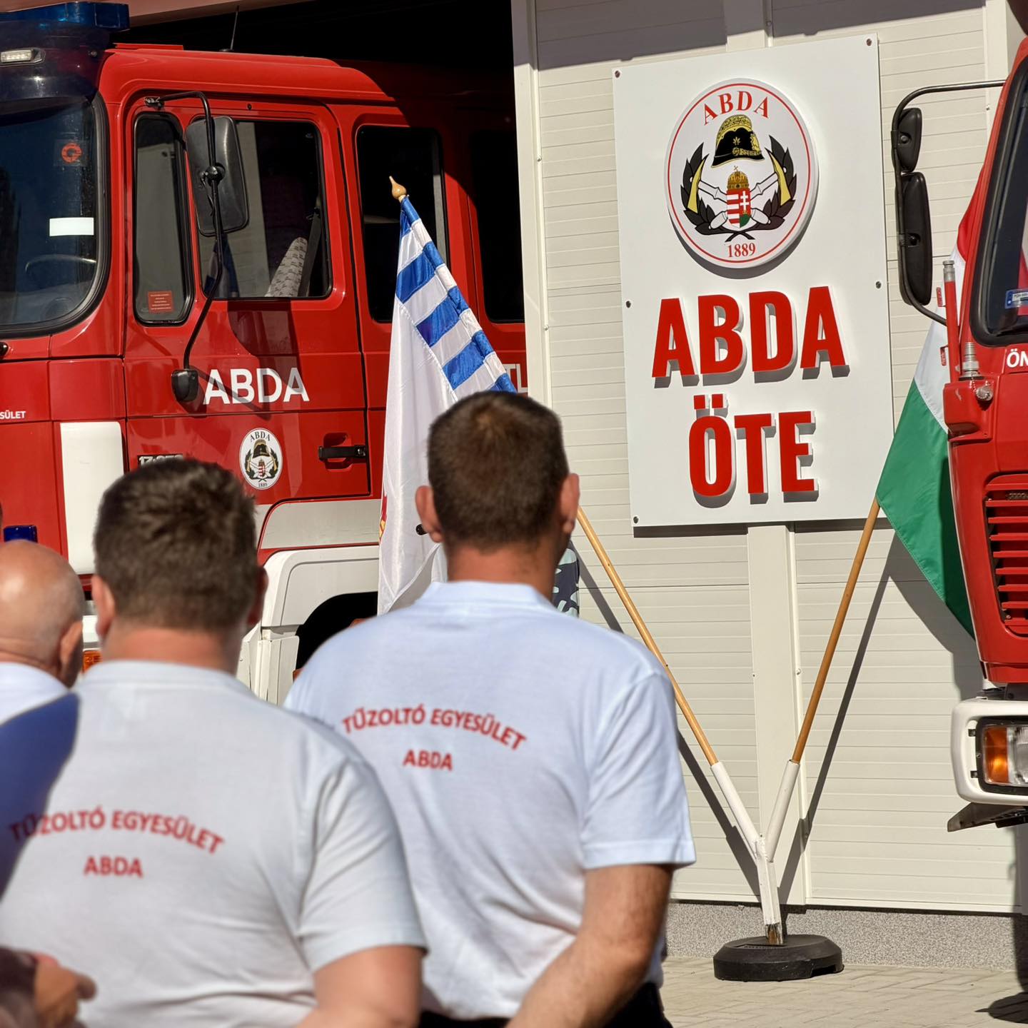 Az Abdai Önkéntes Tűzoltó Egyesület járművei és új szertárának épülete